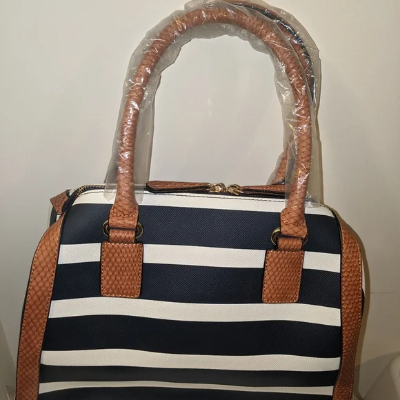 Call it Spring purse - Picture 2 of 2